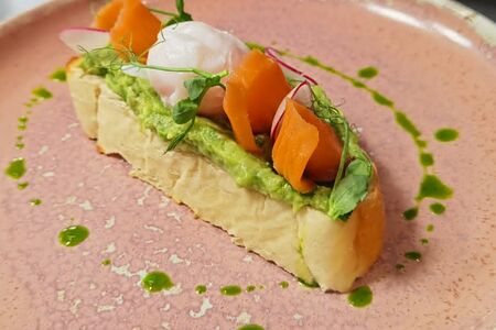 Брускетта с лососем, гуакамоле и яйцом пашот