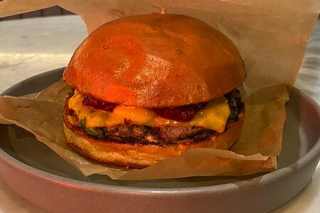 Бургер с котлетой из говядины, сыром горгонзола и малиновым соусом