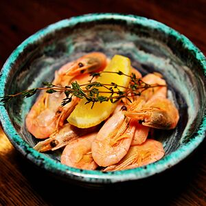 Креветки отваренные в травах