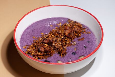 Черничный смузи-боул с гранолой