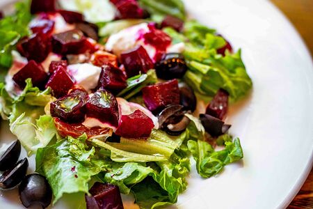 Салат с печеной свеклой и сыром Страчателла