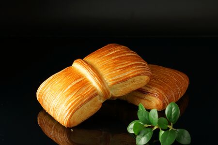 Слоёный пан с трюфелем и сыром бри