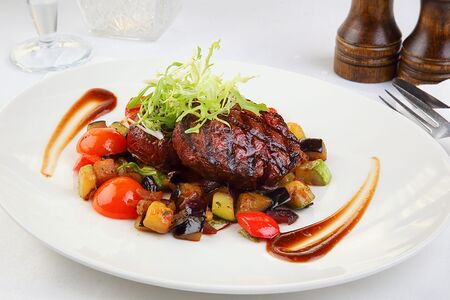 Сочные медальоны из телятины с тушеными овощами