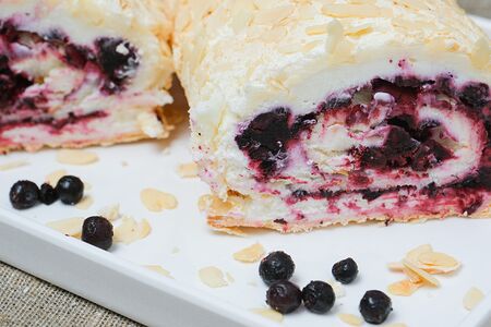 Меренговый рулет с черникой