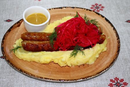 Колбаски свиные с картофельным пюре