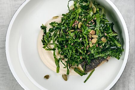 Угольная рыба, шпинат и крем капуста-миндаль