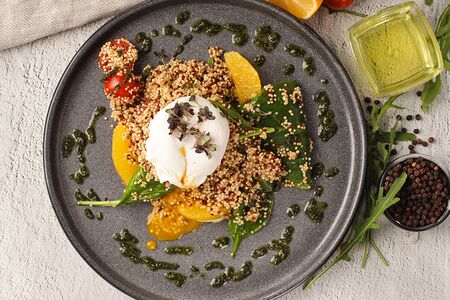 Салат с киноа, томатами и яйцом пашот