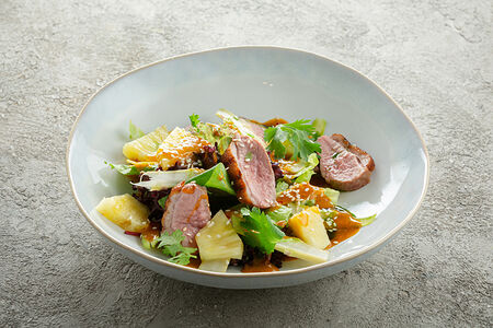 Салат с уткой, ананасом и заправкой манго-чили