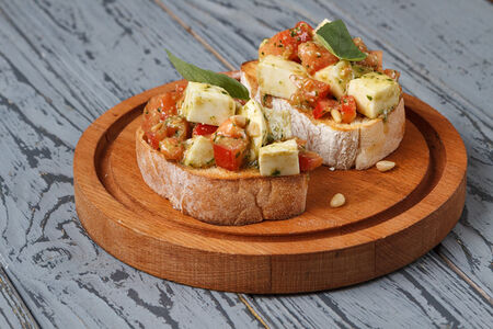 Брускетта с томатами, моцареллой и соусом песто