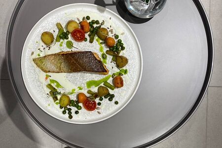 Форель с морковью, спаржей и картофелем черри