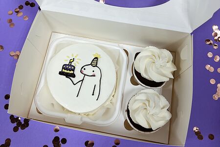 Набор №6 Бенто с 2 капкейками Красный бархат с клубникой