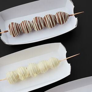 Клубника в молочном шоколаде на шпажке