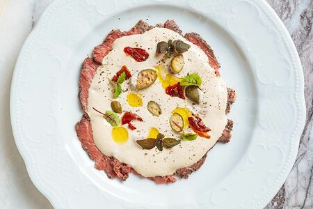 Вителло Тоннато с вялеными томатами