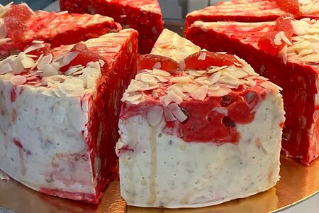 Торт Халва с клубникой со сливками