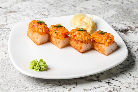 Хрустящий рис с пряным лососем