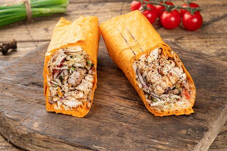 Шаурма в сырном лаваше с курицей