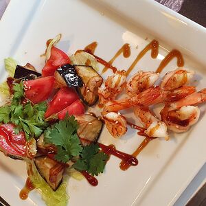 Салат с баклажанами и креветками