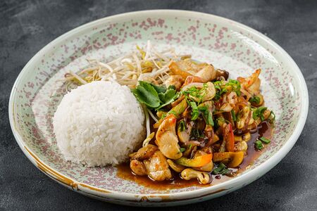 Курица стир фрай с орехами