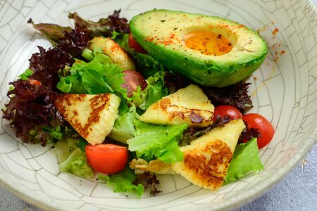 Салат с жареным сыром халуми и спелым авокадо