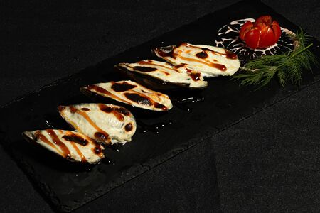 Мидии в соусе блю чиз