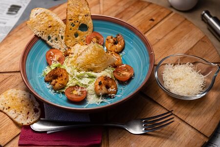 Цезарь с Креветками и томатами черри