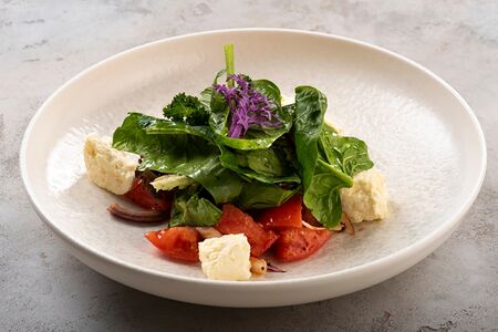 Салат из розовых помидоров с адыгейским сыром