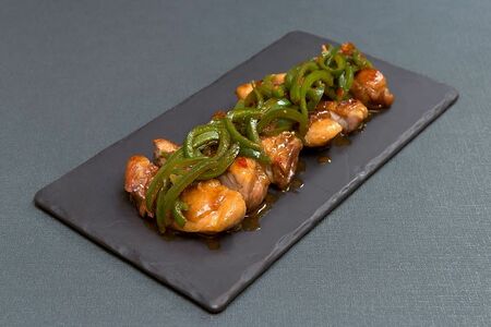 Курица жареная с зеленым перцем