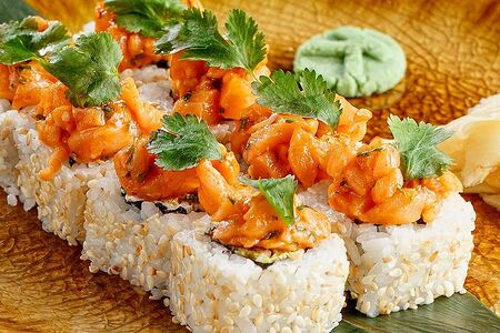 Пикантный ролл с лосоем и кинзой