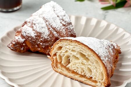 Круассан с яблоком и корицей