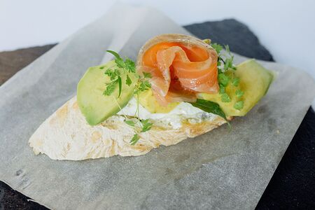 Брускетта со слабосоленой семгой и авокадо