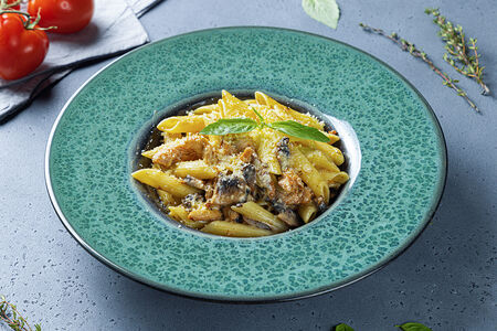 Пенне с курицей и грибами