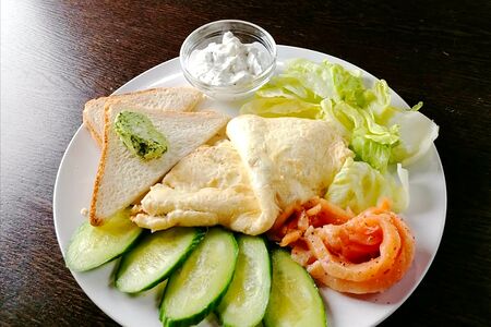 Омлет с красной рыбой