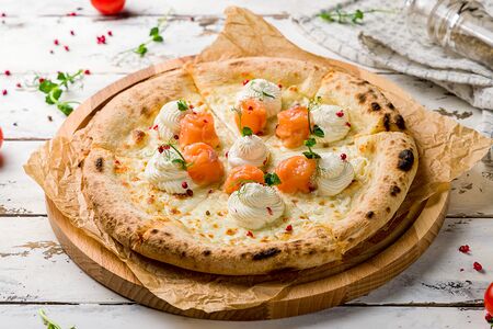 Пицца с лососем и сыром креметте