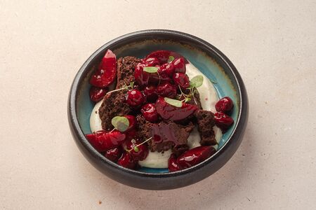 Бисквит с ягодами и кремом из белого шоколада