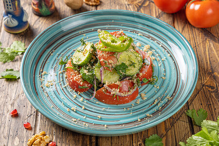 Салат по-грузинский с грецкими орехами