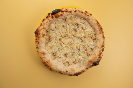 Пицца с грушей и дорблю