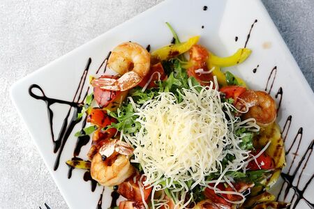 Салат руккола с креветками