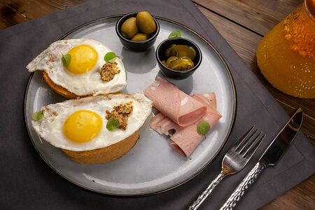 Глазунья на чиабатте с мортаделлой