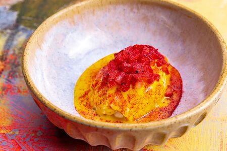 Крем-чиз с кремом из манго и тартаром из клубники