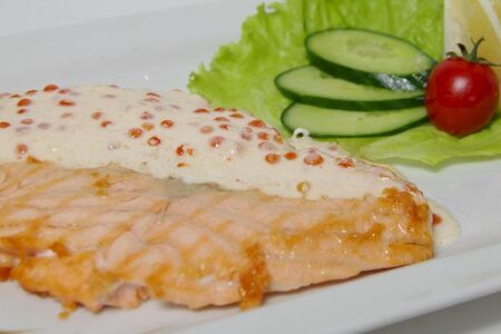 Стейк из лосося под соусом Шампань