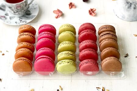 Макаруны ассорти (вишня, фисташка, шоколад)