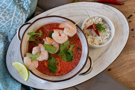 Том ям с креветками и кальмаром