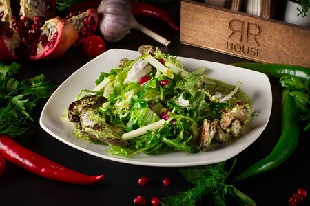 Салат с куриной печенью