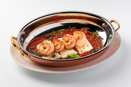 Креветки, запеченные с томатами и брынзой