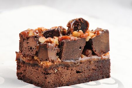 Брауни с карамелью и орехами