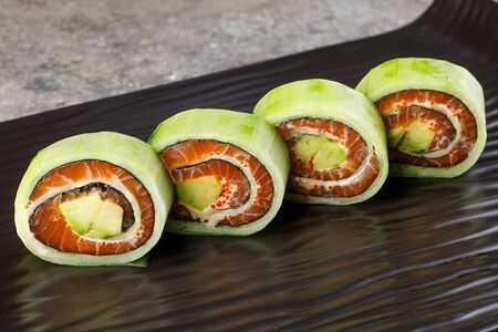 Фирменный ролл с лососем