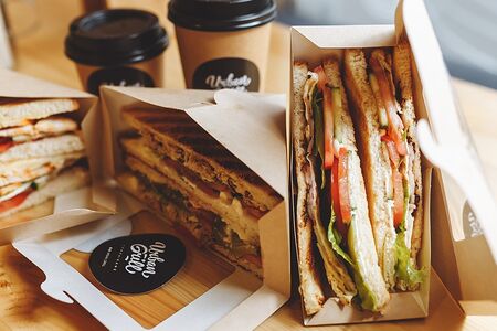 Сэндвич с беконом и жареным яйцом