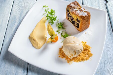 Теплый черничный пирог