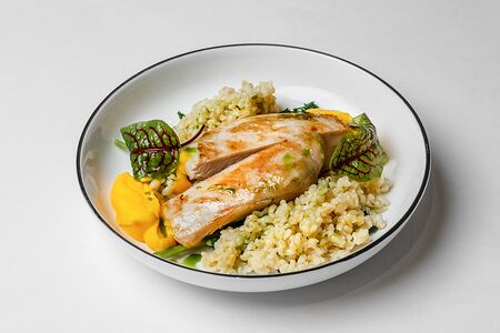 Филе цыплёнка с булгуром и морковным кремом