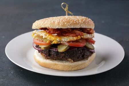 Бургер с яйцом и беконом